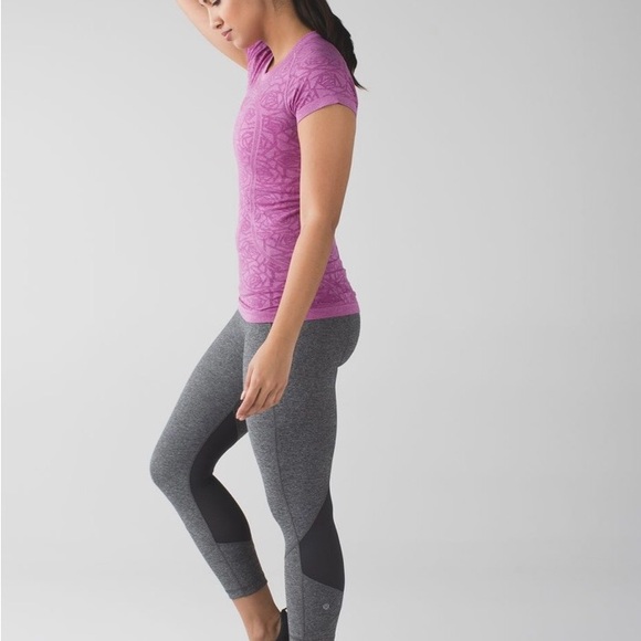 Lululemon swiftly tech t-shirt plum rose print tee 6 - Picture 3 of 4